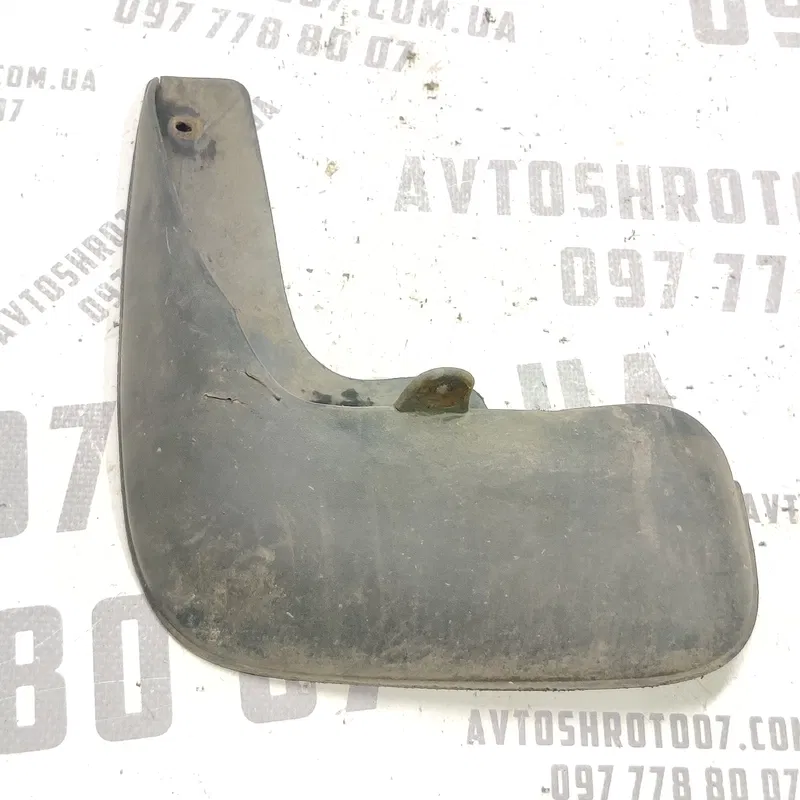 Бризговик задній лівий Toyota Avensis T25 (03-08) 2.0D