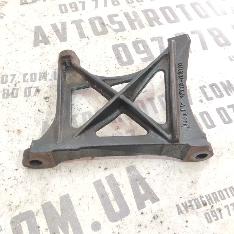 Кронштейн подушки двигуна Toyota Avensis T25 (03-08) 2.0D