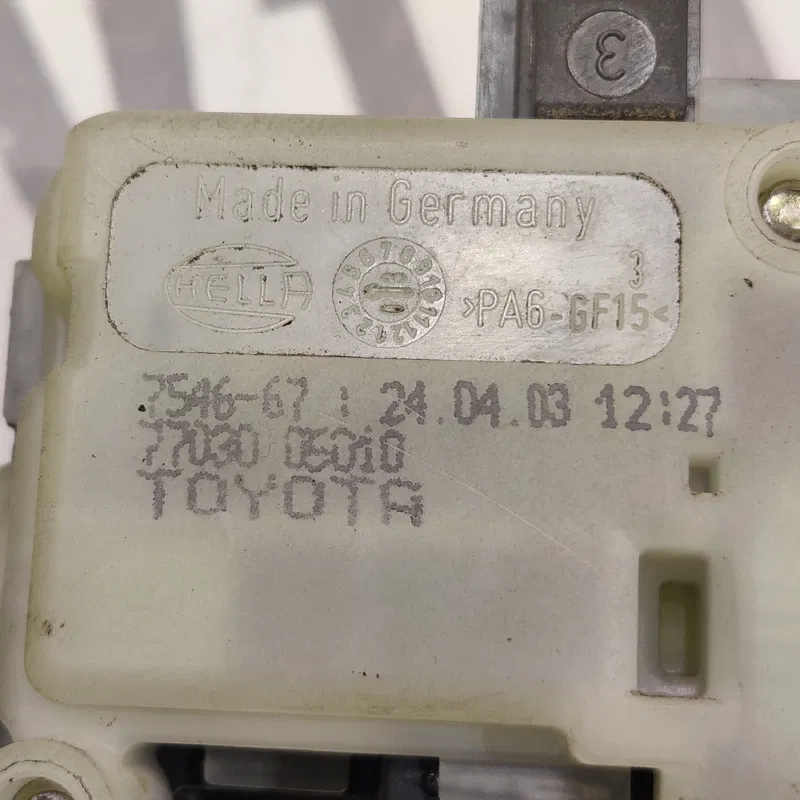 Замок лючка бака Toyota Avensis T25 (03-08) 2.0D 7703005010