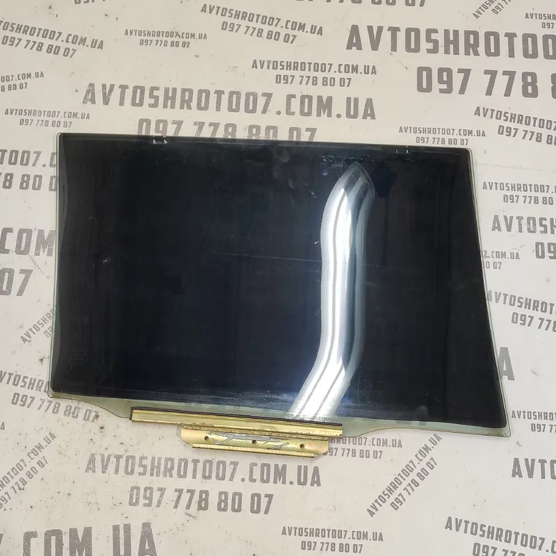 Скло дверей заднє ліве Toyota Avensis T25 (03-08) 2.0D