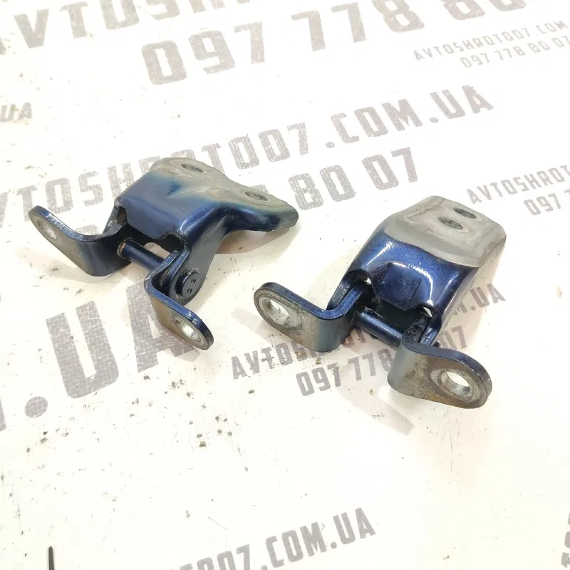 Дверна завіса передня права Toyota Avensis T25 (03-08) 2.0D