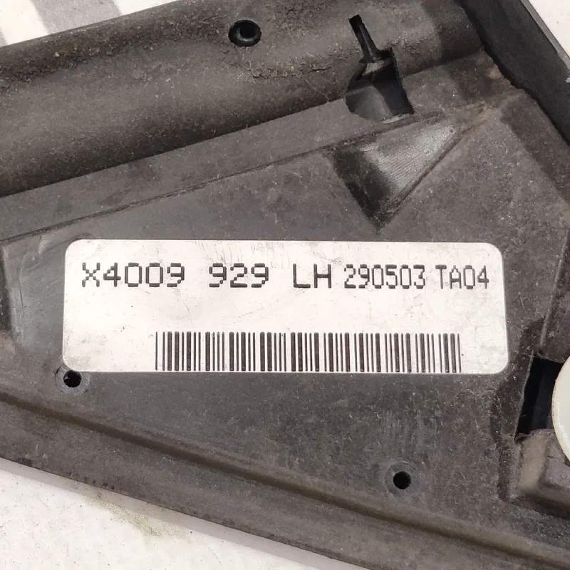 Накладка зовнішня Toyota Avensis T25 03-09 2.0D перед ліва