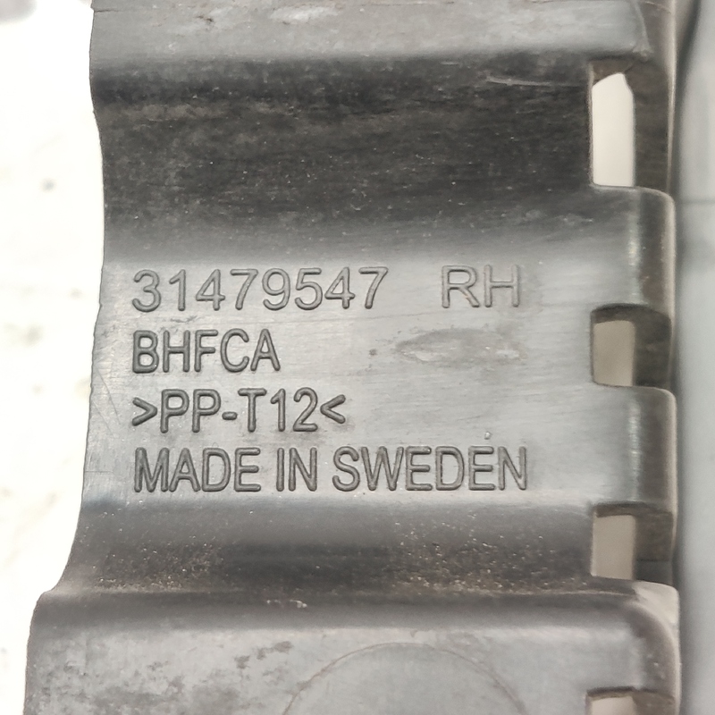 Накладка передня права Volvo S60 III (18-24) 2.0Б 31479547