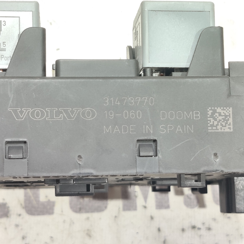 Блок запобіжників Volvo S60 III (18-24) 2.0 бензин 31473770