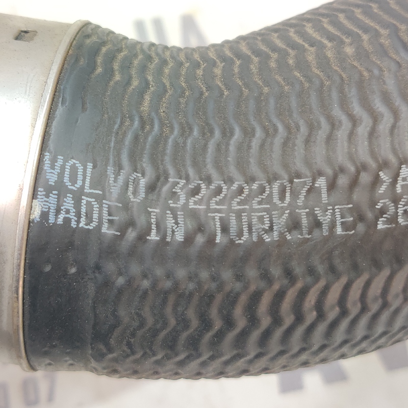 Патрубок інтеркулера Volvo S60 III (18-24) 2.0Б 32222071