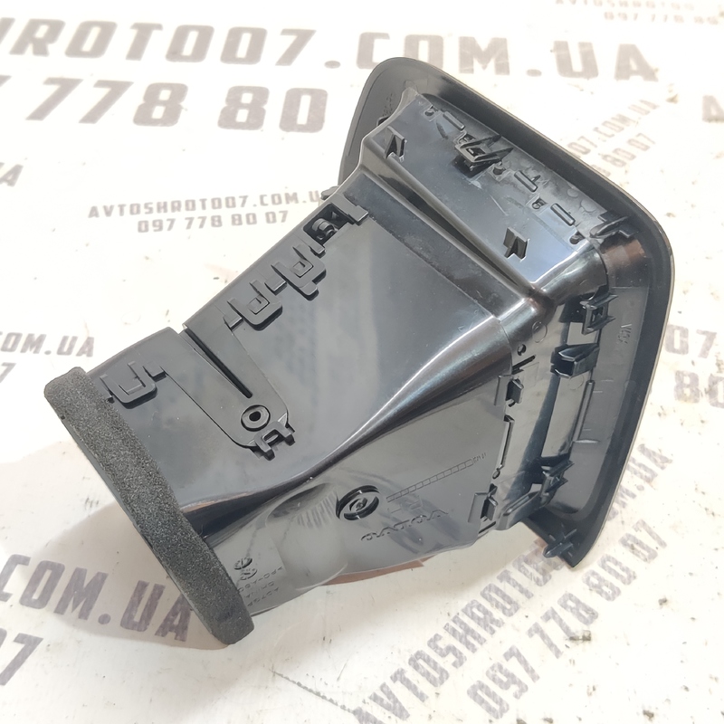 Дефлектор обдуву Volvo S60 18-24 2.0Б правий OEM 31477876