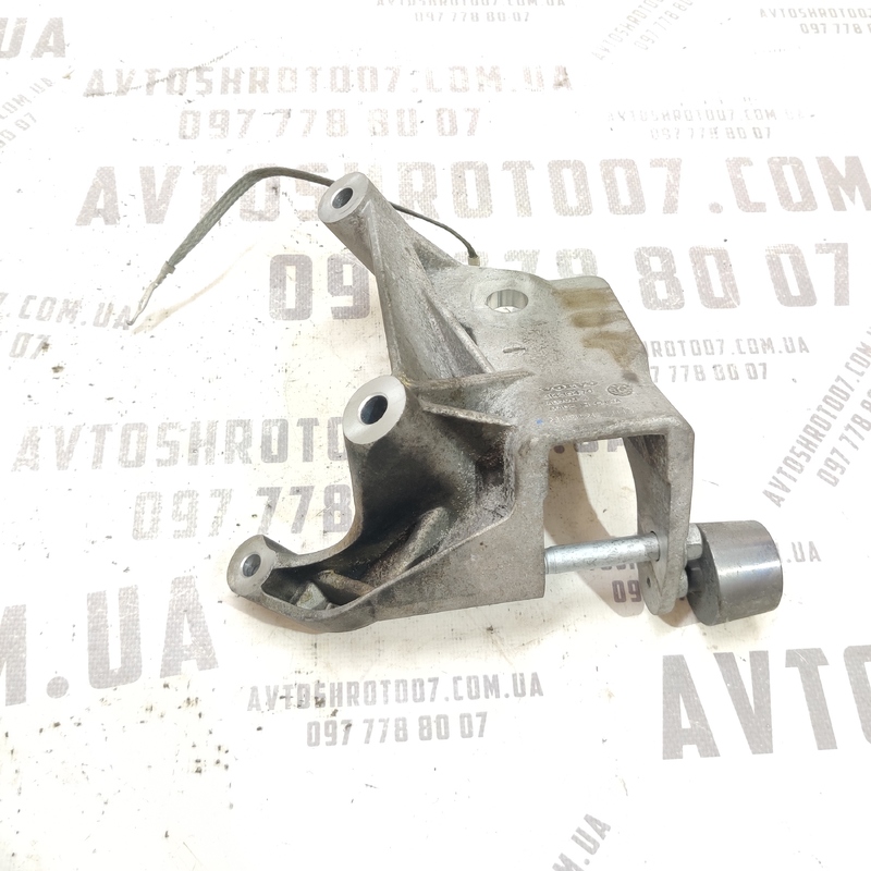 Кронштейн подушки Volvo S60 III 18-24 2.0Б правий 31430470