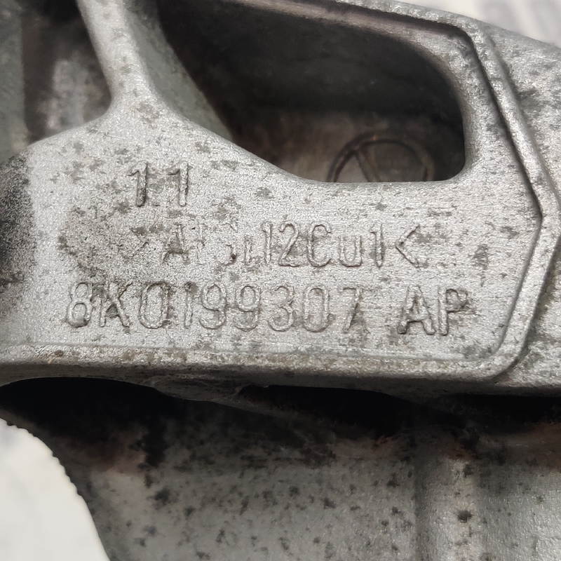 Кронштейн двигуна Audi A4 B8