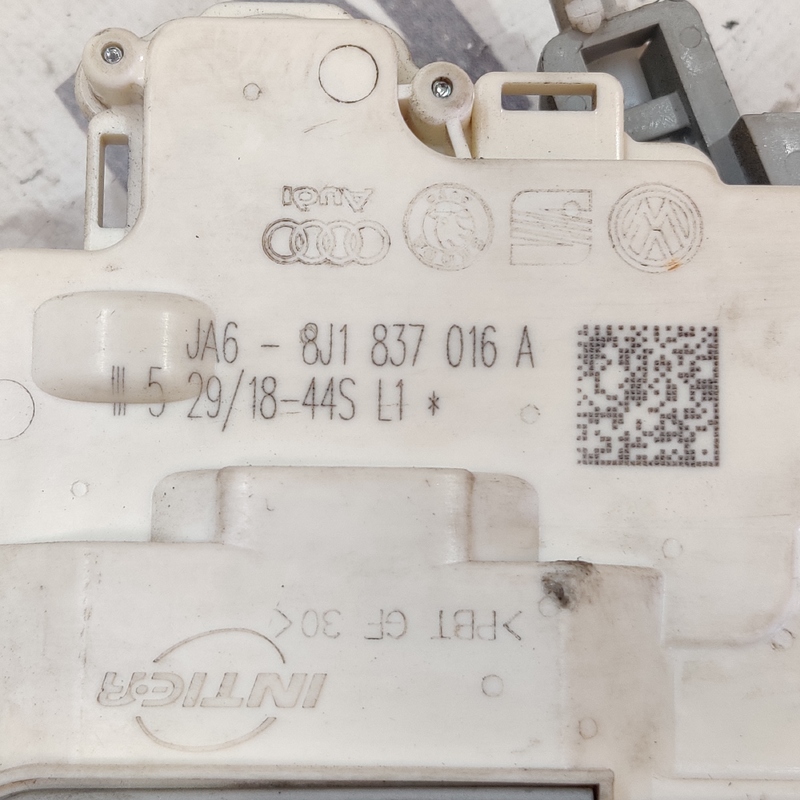 Замок дверей передній правий Audi A4 B8 (07-15) 2.0 дизель