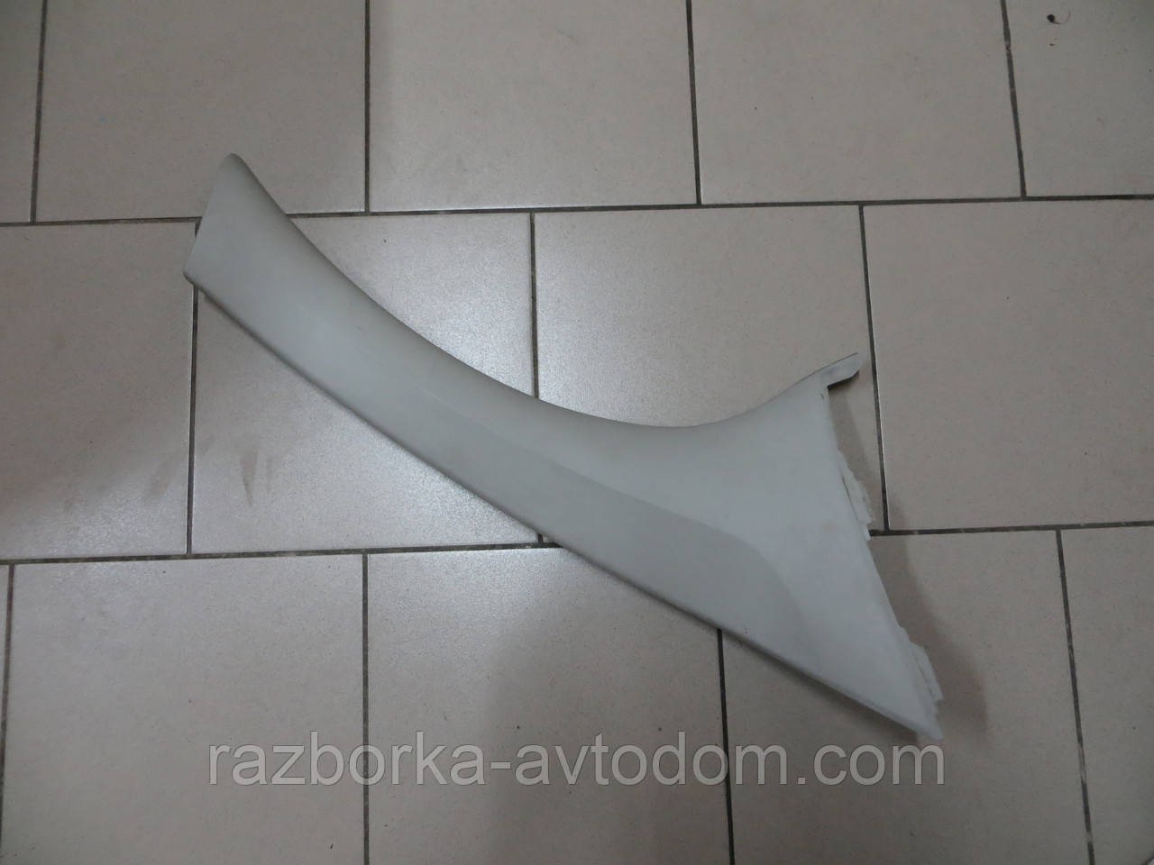 Декоративна накладка лобового скла права внутрішня Renault Kangoo (08-13) 8200419433
