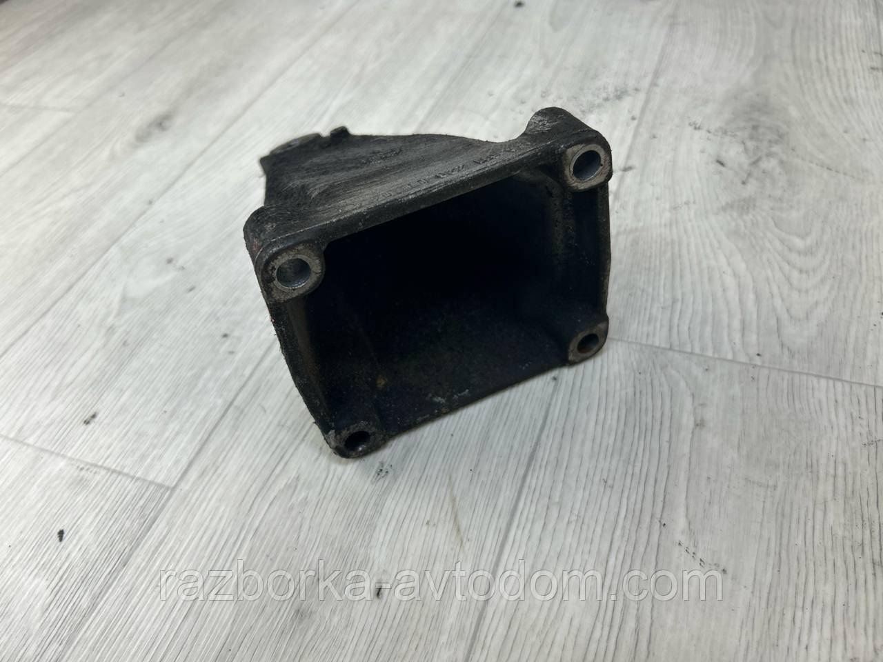Кронштейн опори двигуна правий MERCEDES Vito 638 (96-03), Sprinter (96-06) 2.2CDI OE:A6112230304