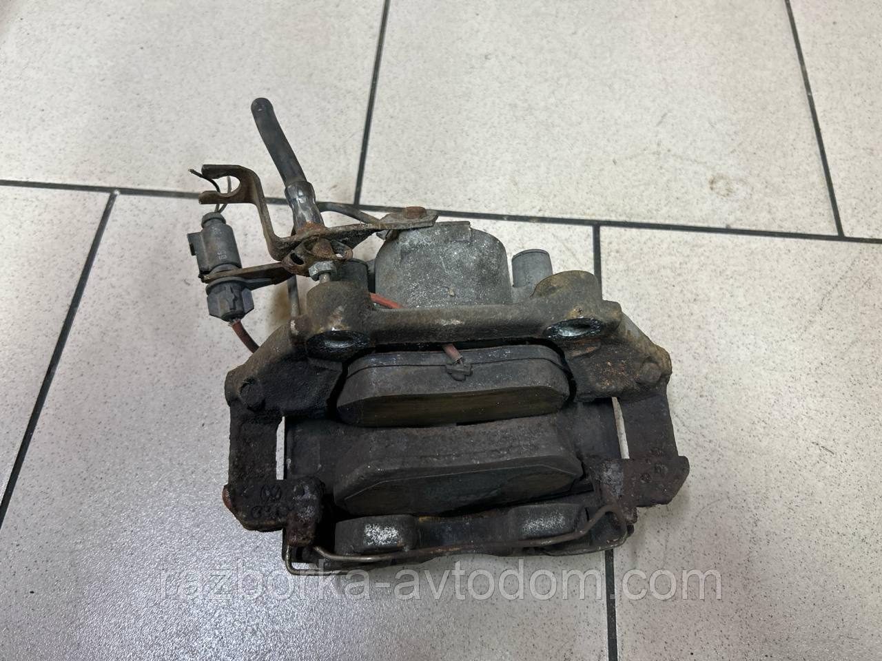 Суппорт передній правий SKODA Superb 1 (02-08) OE:8E0615124A