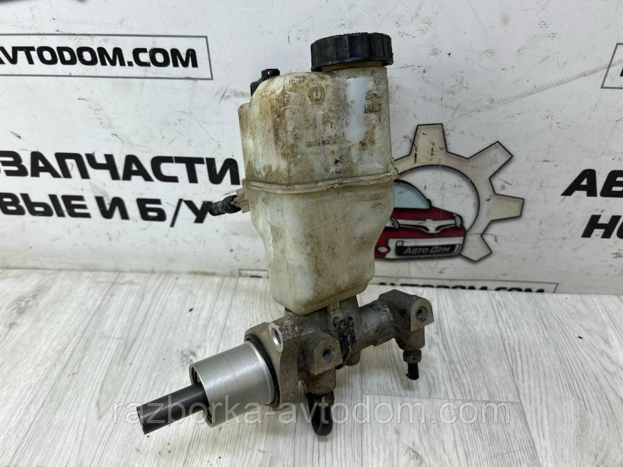 Головний гальмівний циліндр з бачком Peugeot 407 (04-11) OE:4601P6, 9646980980
