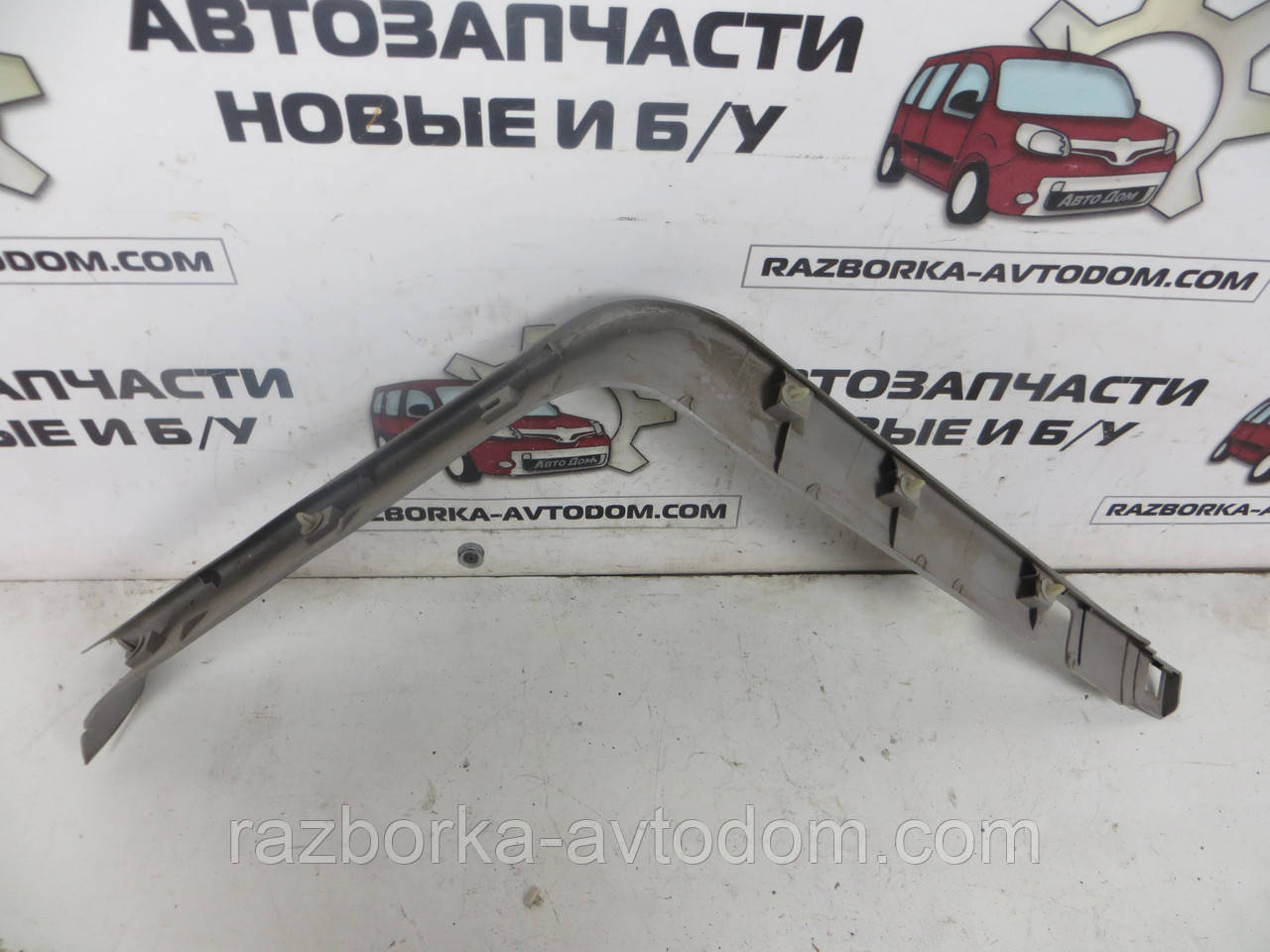 Обшивка лівого боку дверей багажника Mitsubishi Pajero Sport 1 (1997-2009) OE:MR262727