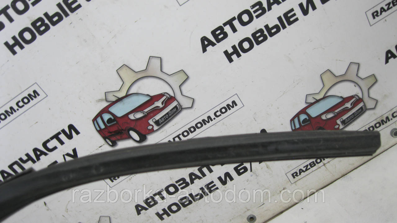 Щільна гумка скла передніх лівих дверей Opel Corsa C (2000-2012) OE:9113403