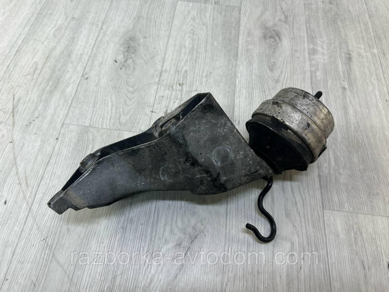 Кронштейн/кріплення подушки лівої Skoda Superb 1 (02-08) OE: 8d0199307p