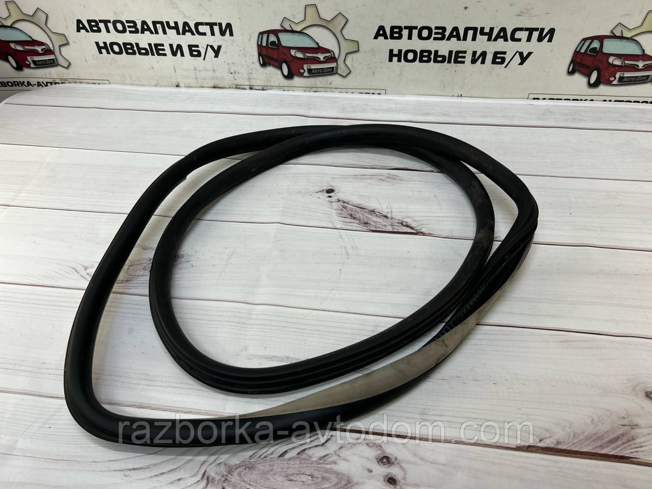 Ущільнювальна гумка заднього лівого дверей (універсал) VW Passat B5 (96-00) OE:3B9867367F