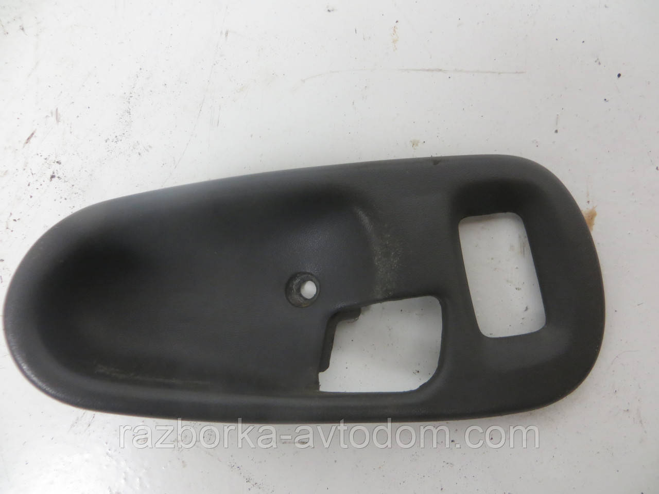 Накладка ручки передніх правих дверей пластикова Mitsubishi Pajero Sport 1 (1997-2009) OE:MB827396