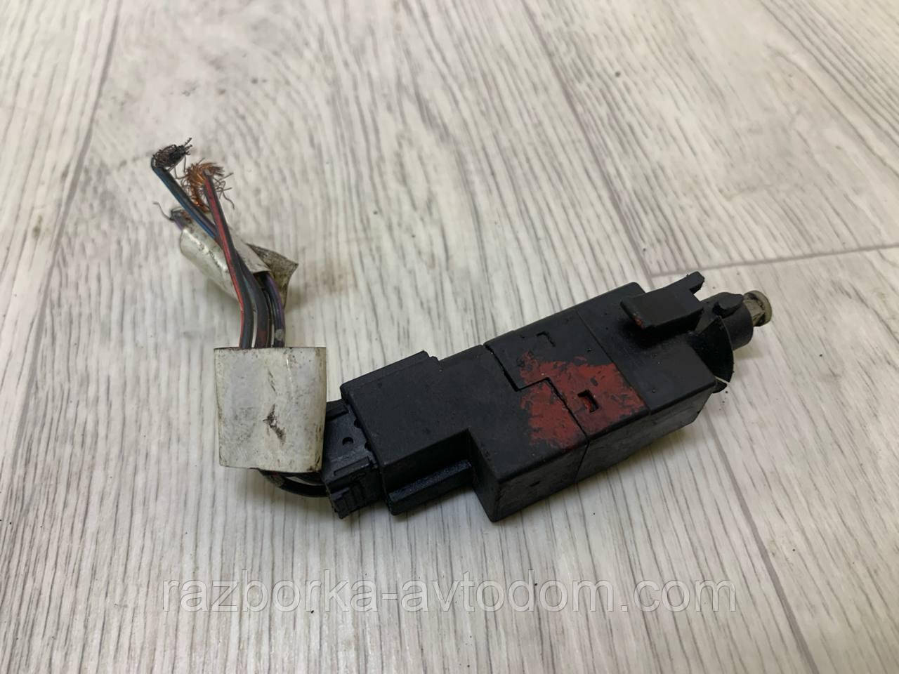 Датчик увімкнення педалі гальма (стоп сигналу) Mercedes Vito W638, W639, Sprinter OE: A0015452009 фото 2