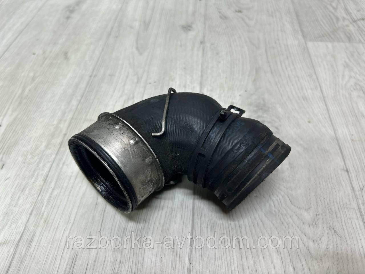 Патрубок інтеркулера верхній лівий 1,9TDI, 2.0TDI SKODA Superb 1 (02-08), Audi A4 B6 b7. OE:3B0145838A