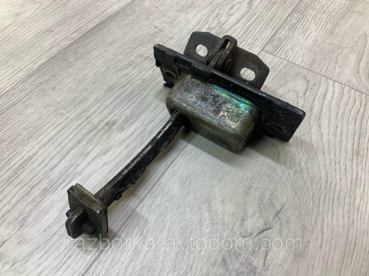Обмежувач передніх правих дверей Mercedes Vito W638 (1996-2003), OE: A6387200316