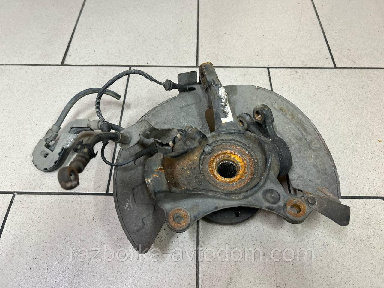 Поворотний кулак передній правий (цуфа, маточина) Peugeot 407 (04-11) OE:364797