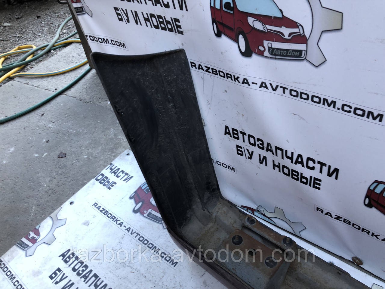 Бампер задній Nissan Bluebird T12/T72 (85-90) 85210-D4400