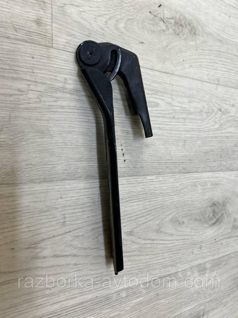 Петля капота правая SKODA Superb 1 (02-08), VW Passat B5 OE:3b0823302a