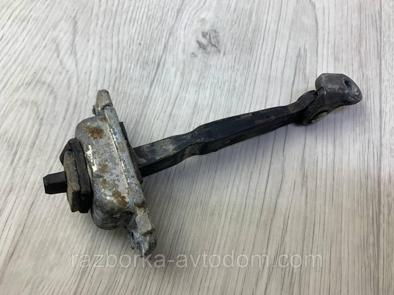 Обмежувач дверей передньої правої Kia Cerato (2006-2009), OE:793902F000