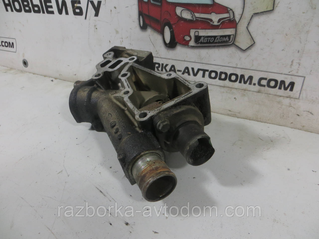 Корпус термостата 2,0i 16V Peugeot 307, 407, 406, 206, 607, Citroen C4, C5, Xsara Picasso
