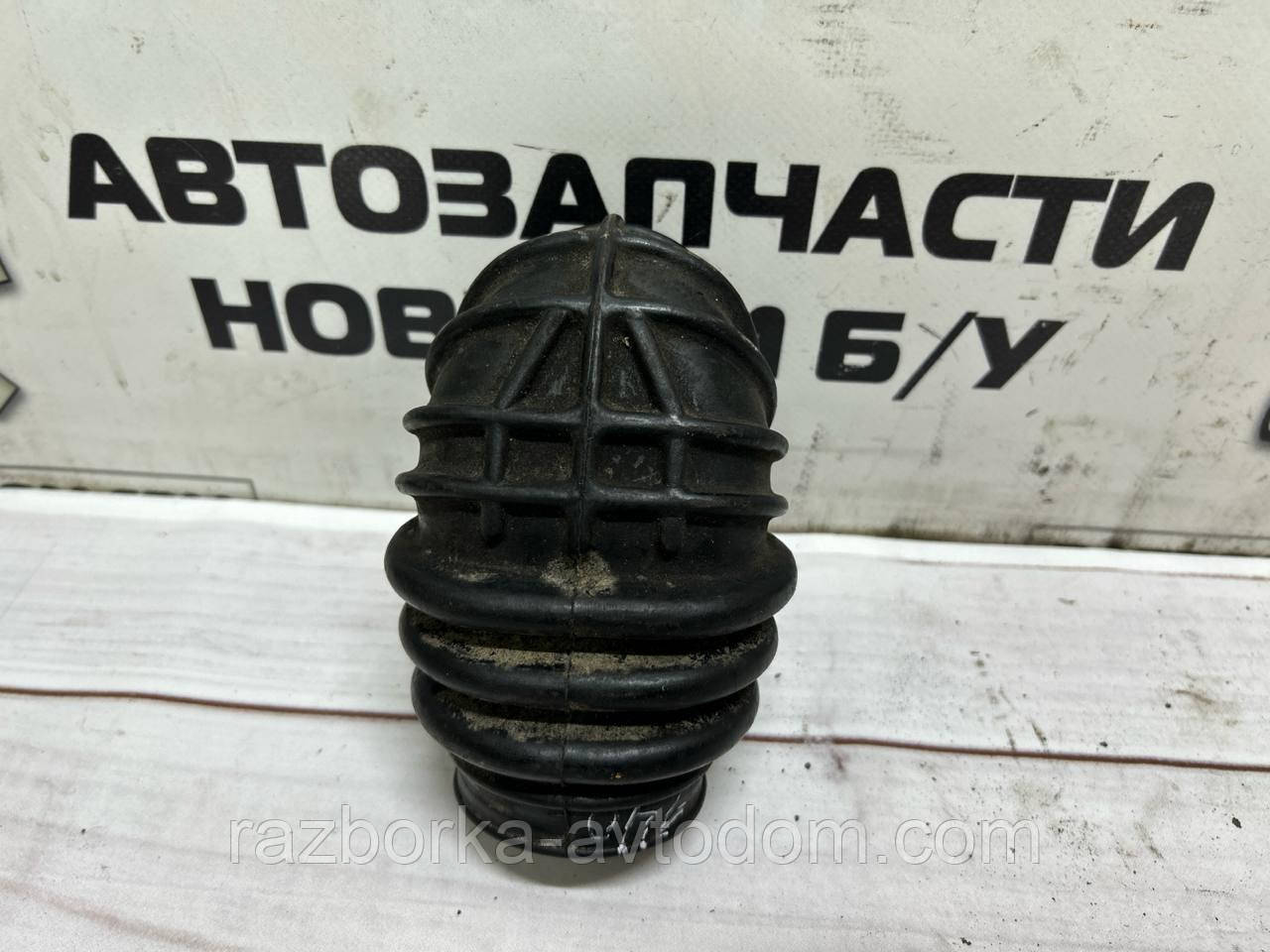 Патрубок впускний до корпусу повітряного фільтра VW Transporter T3 (79-92), OE: 068129626