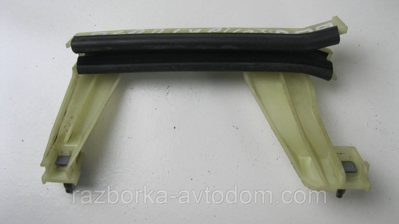Напрямні скла передніх правих дверей Citroen C4 Picasso (2006-2013) OE:9300Y5