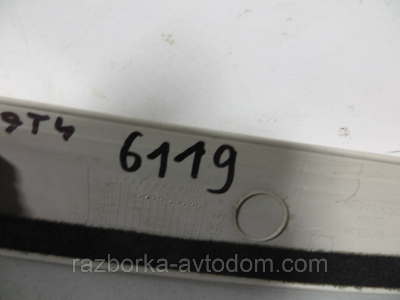 Накладка задньої ляди кришки багажника хетчбек Peugeot 307 (2001-2008) ОЕ: 9634127877