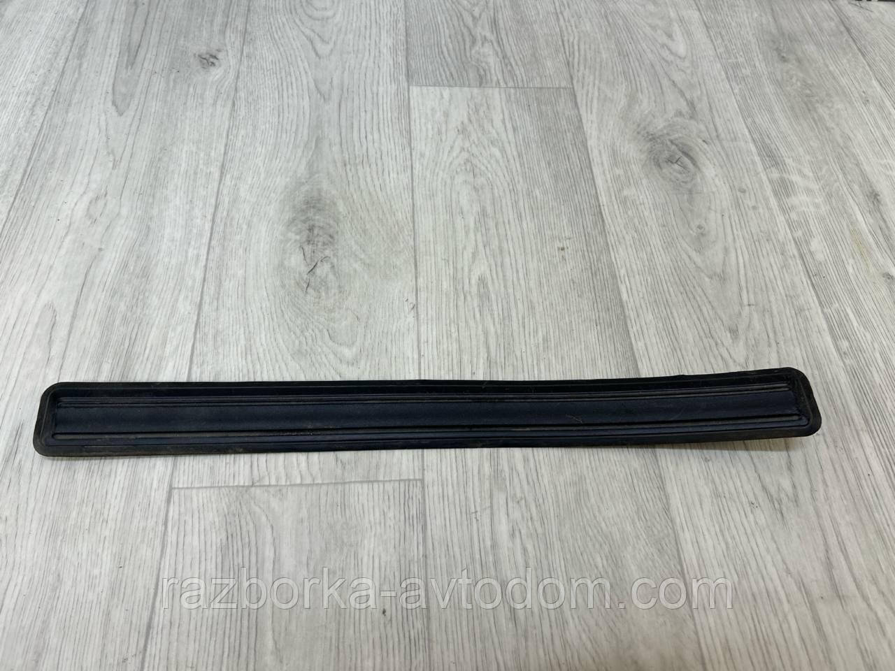 Накладка порога внутрішнього заднього Opel Omega B (93-99) OE: 90431698