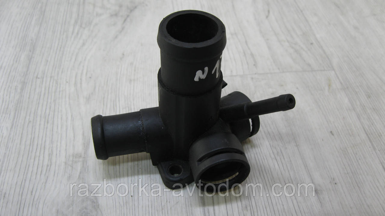 Фланець системи охолодження VW Golf 3, Polo 3, Passat B3, Caddy 2 OE: 068121132B