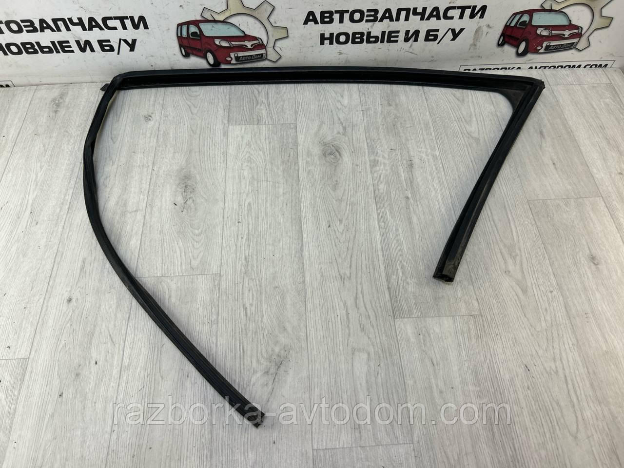 Ущільнювальна гумка скла дверей передньої лівої (молодинг) Peugeot 407 (04-11) OE:9300L7