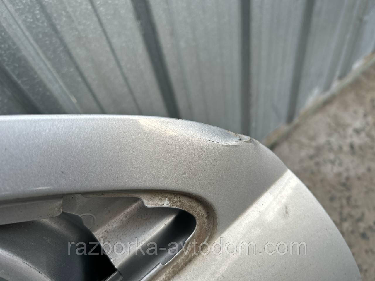 Двері передні права (блакитна) PEUGEOT 407 (04-11) OE:9004AQ (код фарби: EZR) ДЕФЕКТ: незначний