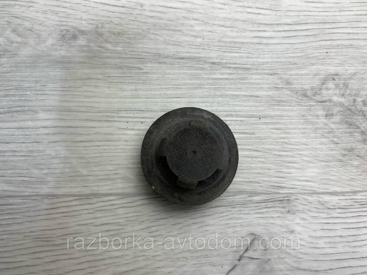 Кронштейн/Подушка радіатора нижній Skoda Superb (02-08) OE: 8D0121275