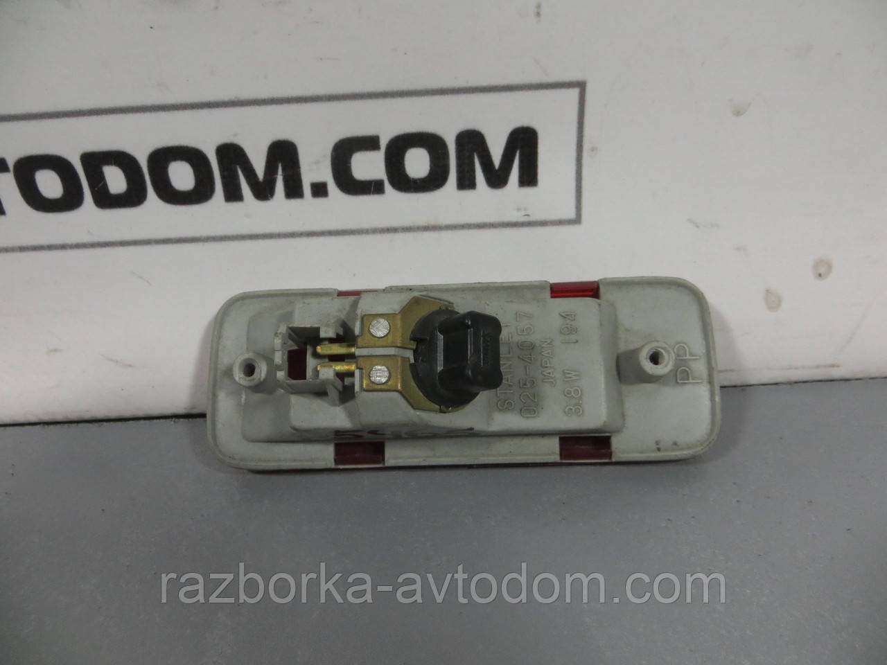 Плафон/ліхтар підсвітки дверцят правої Mazda 626 GD / GV (1987-1997) ОЕ: stanley 025-4057
