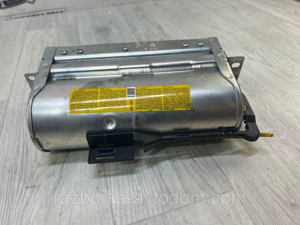 Подушка безпеки (Airbag) у торпедо VW Passat B5 (96-05), Skoda Superb 1 (01-08) OE: 3B0880204H