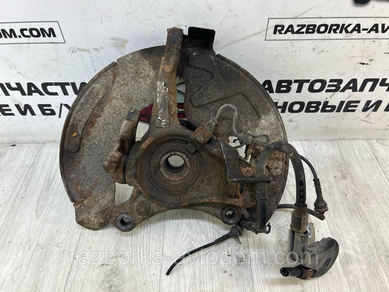 Поворотний кулак передній лівий (цапфа/ступиця) Peugeot 407 (04-11) OE:364697