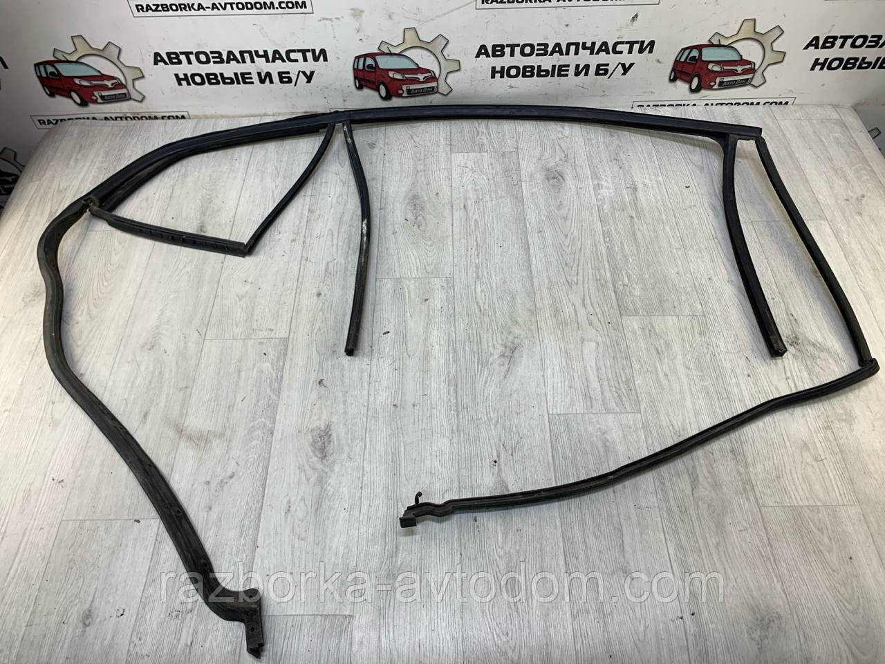 Ущільнювальна гумка скла дверей задньої правої Skoda Superb (02-08) OE:3U5845210D