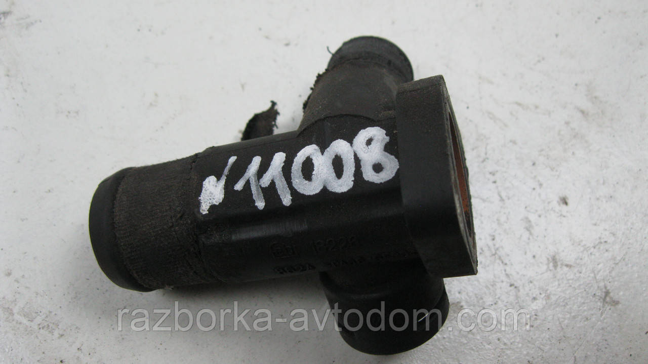 Фланець системи охолодження (трійник) VW Passat B5 (1997-2000) OE:28121132 фото 2