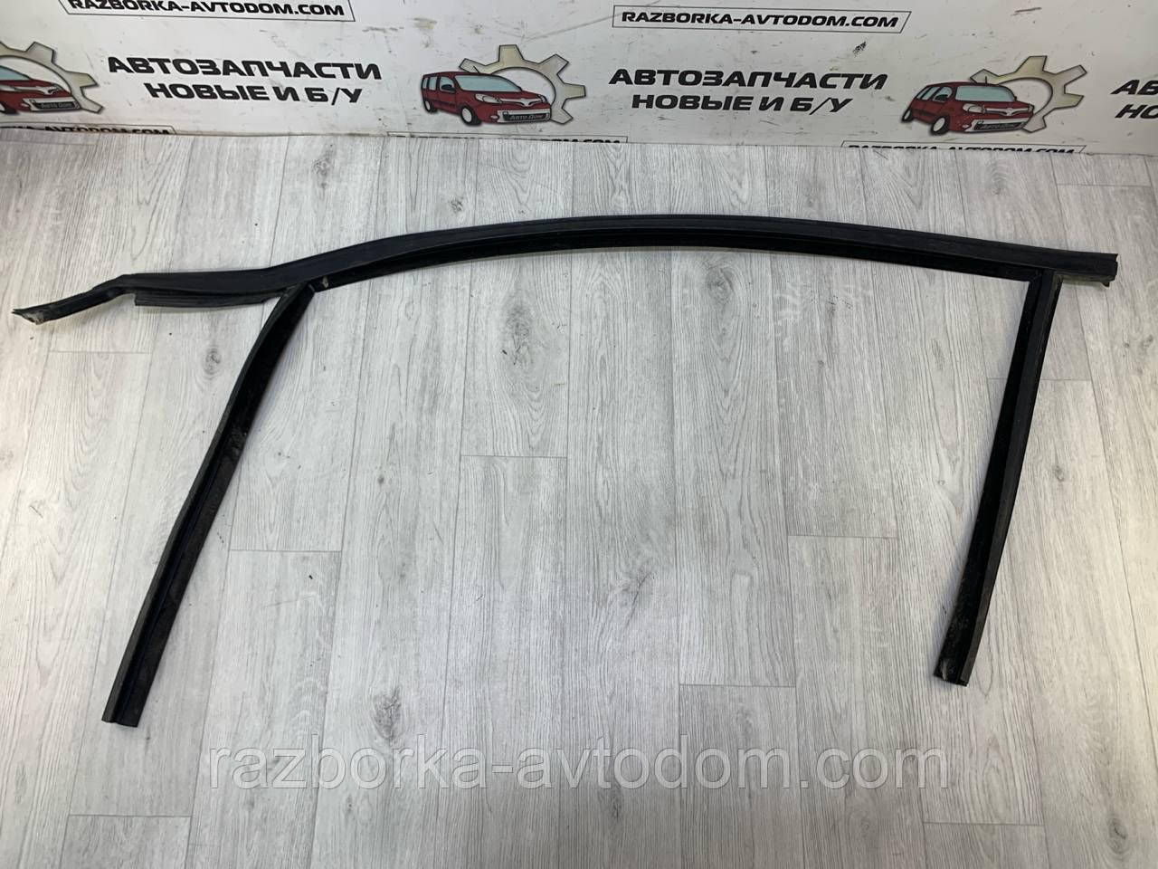 Ущільнювальна гумка скла дверей передньої лівої Ford Mondeo (07-14) OE: 1765373