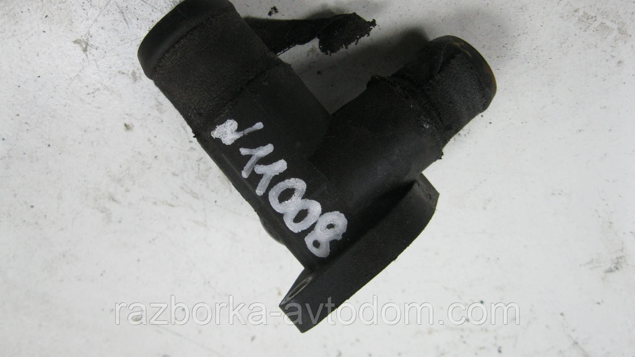Фланець системи охолодження (трійник) VW Passat B5 (1997-2000) OE:28121132