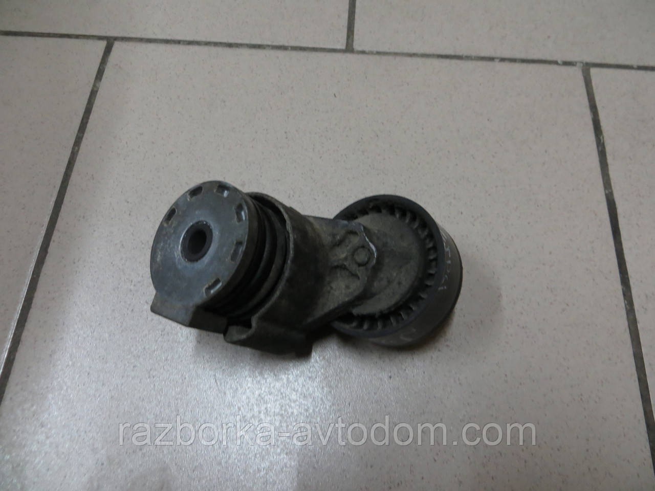Натяжний механізм ролика генератора Renault Kangoo (08-13) 1.5DCI OE:8200608550