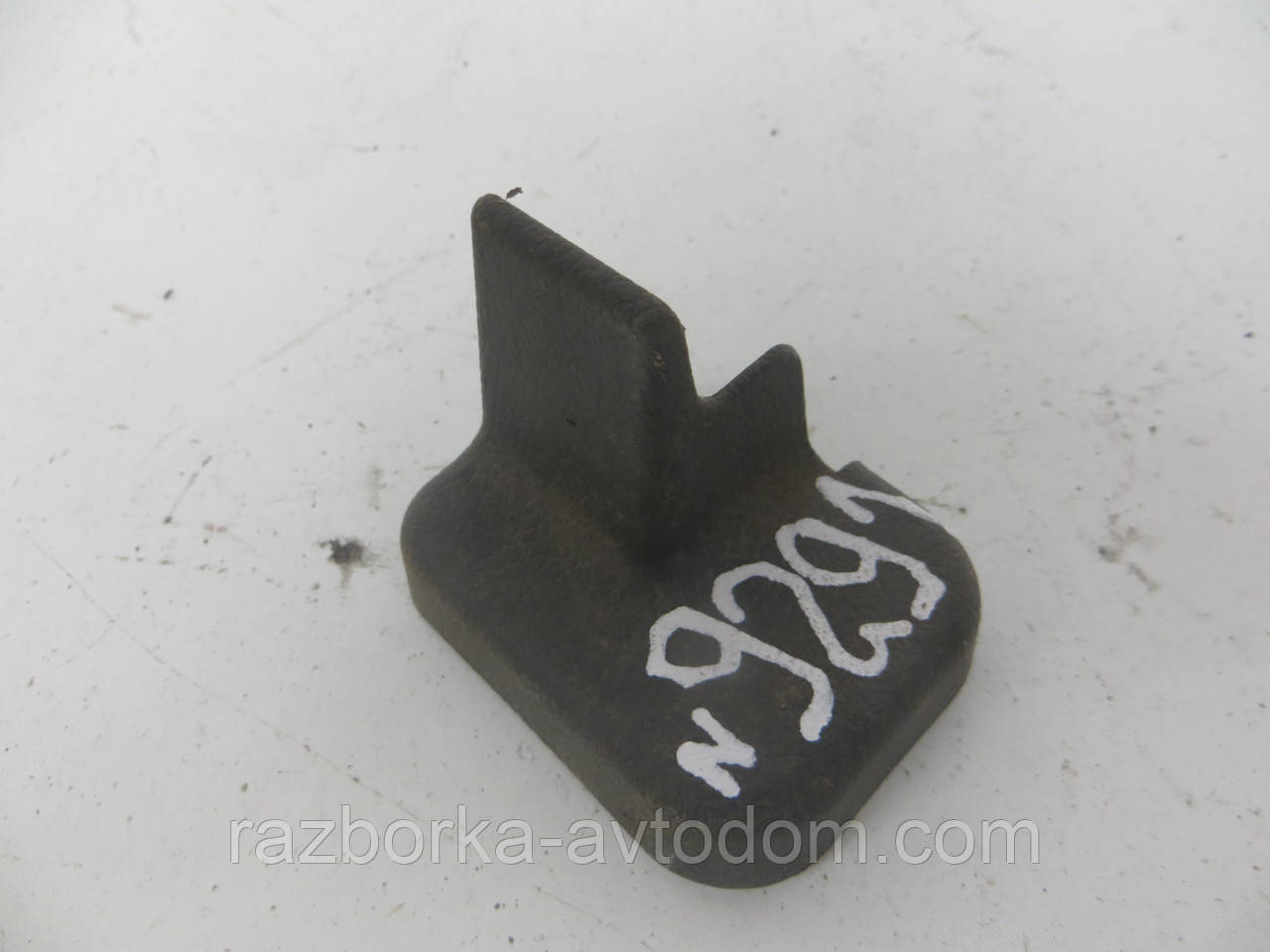 Кришка петлі сідіння ліва Mitsubishi Pajero Sport 1 (1997-2009) OE:MR251133