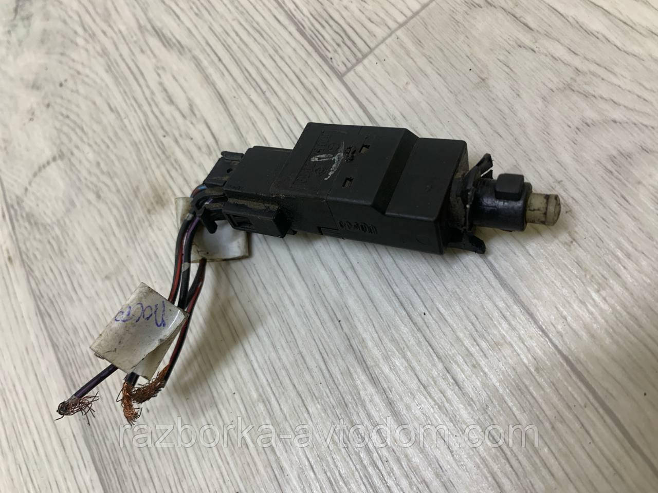 Датчик увімкнення педалі гальма (стоп сигналу) Mercedes Vito W638, W639, Sprinter OE: A0015452009