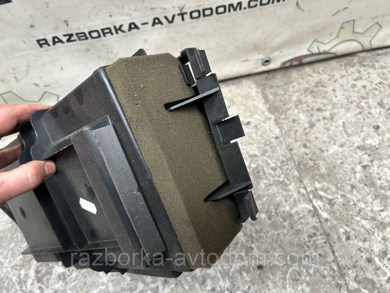 Бардачок багажника правий/кріплення аптечки VW Passat B5 (1997-2000) OE: 3b9867706b