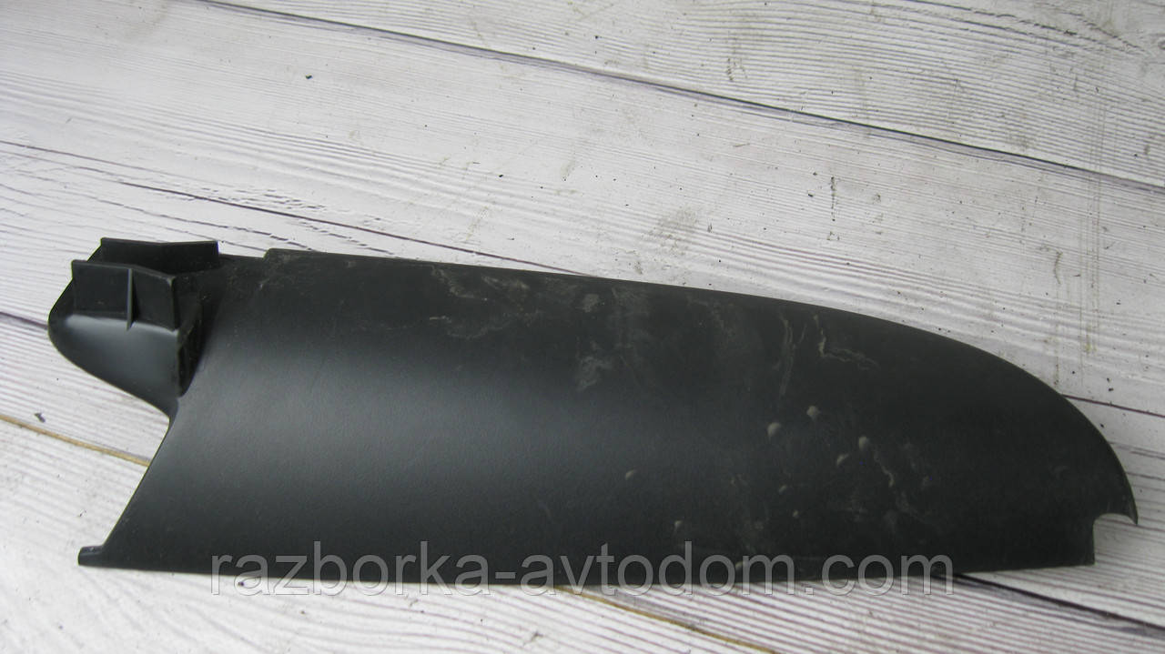 Декоративна накладка кріплення дзеркала права VW Touran (03-10) OE:1T0837974B